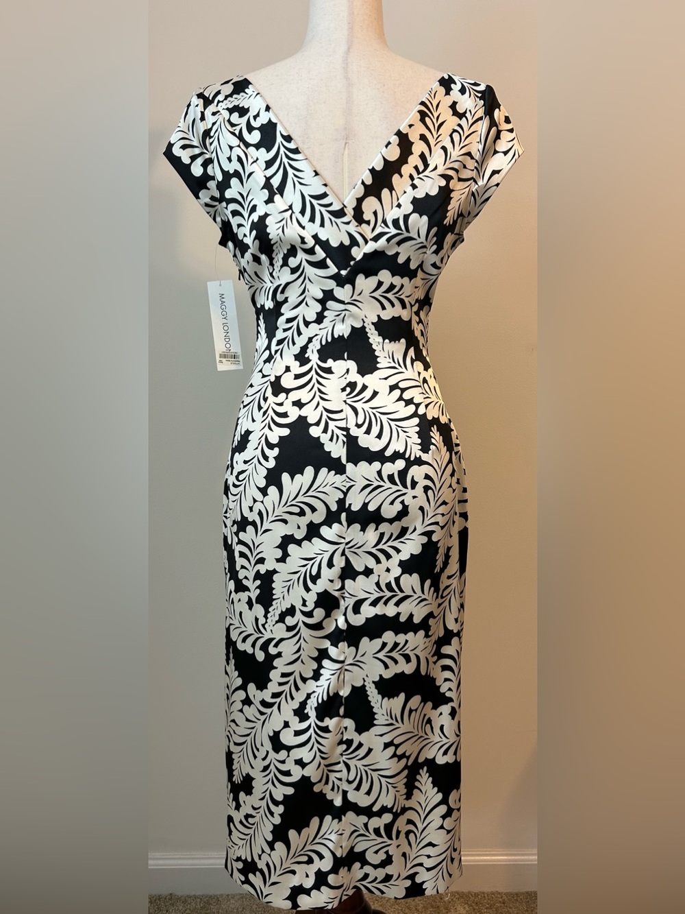 NWT Maggy London Black Ivory Scroll Print Ruched Sheath Dress Size 10 - Picture 2 of 6